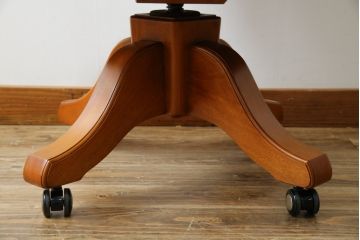 中古　美品　希少モデル　横浜クラシック家具　ダニエル(daniel)　本革(レザー)　クラシカルで高級感漂うデザインが魅力の回転デスクチェア(1P、1人掛け、アームチェア、回転イス)(定価約60万円)(R-075844)