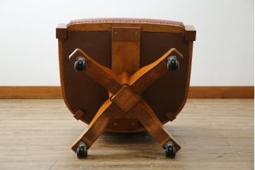中古　美品　希少モデル　横浜クラシック家具　ダニエル(daniel)　本革(レザー)　クラシカルで高級感漂うデザインが魅力の回転デスクチェア(1P、1人掛け、アームチェア、回転イス)(定価約60万円)(R-075844)