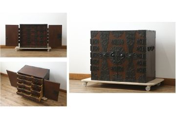 和製ビンテージ　民芸家具　観音開き　堅牢な金具が存在感を際立たせる金庫箪笥(帳場箪笥、観音箪笥、和たんす、和タンス、小物収納、収納箪笥、整理箪笥、引き出し、ヴィンテージ)(R-075847)