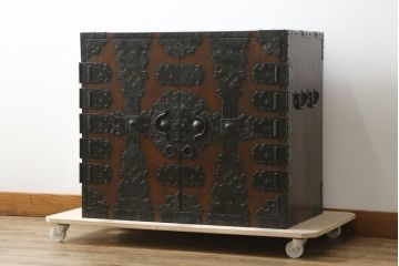 和製ビンテージ　民芸家具　観音開き　堅牢な金具が存在感を際立たせる金庫箪笥(帳場箪笥、観音箪笥、和たんす、和タンス、小物収納、収納箪笥、整理箪笥、引き出し、ヴィンテージ)(R-075847)