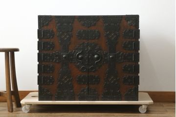 和製ビンテージ　民芸家具　観音開き　堅牢な金具が存在感を際立たせる金庫箪笥(帳場箪笥、観音箪笥、和たんす、和タンス、小物収納、収納箪笥、整理箪笥、引き出し、ヴィンテージ)(R-075847)