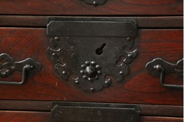 和製ビンテージ　民芸家具　観音開き　堅牢な金具が存在感を際立たせる金庫箪笥(帳場箪笥、観音箪笥、和たんす、和タンス、小物収納、収納箪笥、整理箪笥、引き出し、ヴィンテージ)(R-075847)