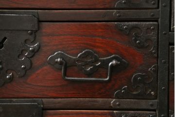 和製ビンテージ　民芸家具　観音開き　堅牢な金具が存在感を際立たせる金庫箪笥(帳場箪笥、観音箪笥、和たんす、和タンス、小物収納、収納箪笥、整理箪笥、引き出し、ヴィンテージ)(R-075847)