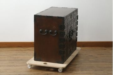 和製ビンテージ　民芸家具　観音開き　堅牢な金具が存在感を際立たせる金庫箪笥(帳場箪笥、観音箪笥、和たんす、和タンス、小物収納、収納箪笥、整理箪笥、引き出し、ヴィンテージ)(R-075847)