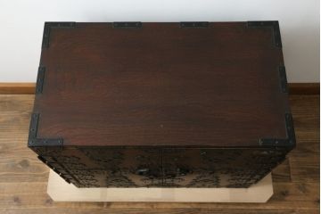 和製ビンテージ　民芸家具　観音開き　堅牢な金具が存在感を際立たせる金庫箪笥(帳場箪笥、観音箪笥、和たんす、和タンス、小物収納、収納箪笥、整理箪笥、引き出し、ヴィンテージ)(R-075847)