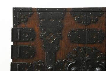 和製ビンテージ　民芸家具　観音開き　堅牢な金具が存在感を際立たせる金庫箪笥(帳場箪笥、観音箪笥、和たんす、和タンス、小物収納、収納箪笥、整理箪笥、引き出し、ヴィンテージ)(R-075847)