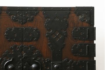 和製ビンテージ　民芸家具　観音開き　堅牢な金具が存在感を際立たせる金庫箪笥(帳場箪笥、観音箪笥、和たんす、和タンス、小物収納、収納箪笥、整理箪笥、引き出し、ヴィンテージ)(R-075847)