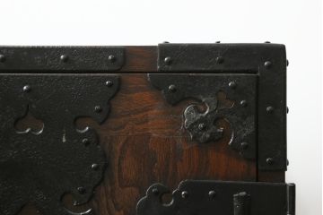 和製ビンテージ　民芸家具　観音開き　堅牢な金具が存在感を際立たせる金庫箪笥(帳場箪笥、観音箪笥、和たんす、和タンス、小物収納、収納箪笥、整理箪笥、引き出し、ヴィンテージ)(R-075847)
