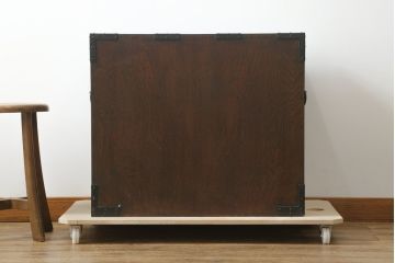 和製ビンテージ　民芸家具　観音開き　堅牢な金具が存在感を際立たせる金庫箪笥(帳場箪笥、観音箪笥、和たんす、和タンス、小物収納、収納箪笥、整理箪笥、引き出し、ヴィンテージ)(R-075847)