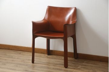 中古　Cassina(カッシーナ)　413　CAB(キャブ)　MARIO BELLINI(マリオベリーニ)　本革(レザー)　シンプルモダンな空間づくりに活躍するアームチェア(ダイニングチェア、椅子、イス)(定価約41万8千円)(R-075848)