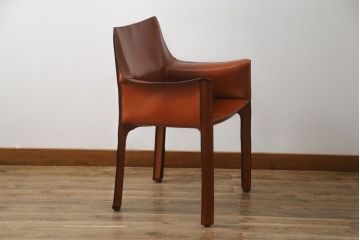中古　Cassina(カッシーナ)　413　CAB(キャブ)　MARIO BELLINI(マリオベリーニ)　本革(レザー)　シンプルモダンな空間づくりに活躍するアームチェア(ダイニングチェア、椅子、イス)(定価約41万8千円)(R-075848)