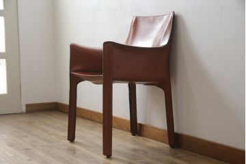 中古　Cassina(カッシーナ)　413　CAB(キャブ)　MARIO BELLINI(マリオベリーニ)　本革(レザー)　シンプルモダンな空間づくりに活躍するアームチェア(ダイニングチェア、椅子、イス)(定価約41万8千円)(R-075848)
