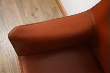 中古　Cassina(カッシーナ)　413　CAB(キャブ)　MARIO BELLINI(マリオベリーニ)　本革(レザー)　シンプルモダンな空間づくりに活躍するアームチェア(ダイニングチェア、椅子、イス)(定価約41万8千円)(R-075848)
