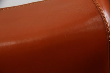 中古　Cassina(カッシーナ)　413　CAB(キャブ)　MARIO BELLINI(マリオベリーニ)　本革(レザー)　シンプルモダンな空間づくりに活躍するアームチェア(ダイニングチェア、椅子、イス)(定価約41万8千円)(R-075848)
