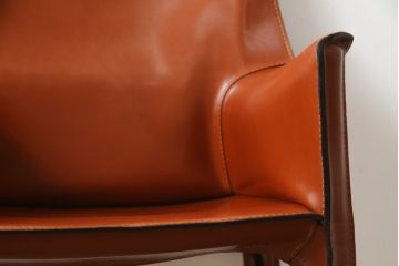 中古　Cassina(カッシーナ)　413　CAB(キャブ)　MARIO BELLINI(マリオベリーニ)　本革(レザー)　シンプルモダンな空間づくりに活躍するアームチェア(ダイニングチェア、椅子、イス)(定価約41万8千円)(R-075848)