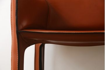 中古　Cassina(カッシーナ)　413　CAB(キャブ)　MARIO BELLINI(マリオベリーニ)　本革(レザー)　シンプルモダンな空間づくりに活躍するアームチェア(ダイニングチェア、椅子、イス)(定価約41万8千円)(R-075848)