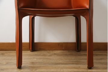 中古　Cassina(カッシーナ)　413　CAB(キャブ)　MARIO BELLINI(マリオベリーニ)　本革(レザー)　シンプルモダンな空間づくりに活躍するアームチェア(ダイニングチェア、椅子、イス)(定価約41万8千円)(R-075848)