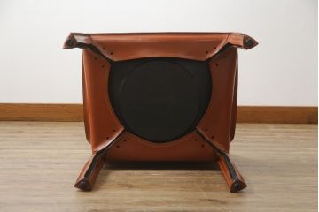 中古　Cassina(カッシーナ)　413　CAB(キャブ)　MARIO BELLINI(マリオベリーニ)　本革(レザー)　シンプルモダンな空間づくりに活躍するアームチェア(ダイニングチェア、椅子、イス)(定価約41万8千円)(R-075848)
