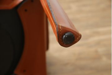 中古　Cassina(カッシーナ)　413　CAB(キャブ)　MARIO BELLINI(マリオベリーニ)　本革(レザー)　シンプルモダンな空間づくりに活躍するアームチェア(ダイニングチェア、椅子、イス)(定価約41万8千円)(R-075848)