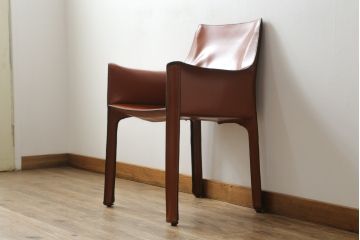 中古　Cassina(カッシーナ)　413　CAB(キャブ)　MARIO BELLINI(マリオベリーニ)　本革(レザー)　シンプルモダンな空間づくりに活躍するアームチェア(ダイニングチェア、椅子、イス)(定価約41万8千円)(R-075849)