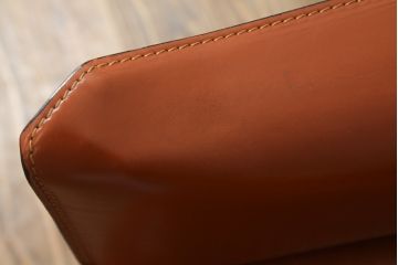 中古　Cassina(カッシーナ)　413　CAB(キャブ)　MARIO BELLINI(マリオベリーニ)　本革(レザー)　シンプルモダンな空間づくりに活躍するアームチェア(ダイニングチェア、椅子、イス)(定価約41万8千円)(R-075849)