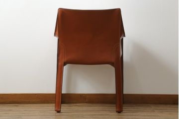 中古　Cassina(カッシーナ)　413　CAB(キャブ)　MARIO BELLINI(マリオベリーニ)　本革(レザー)　シンプルモダンな空間づくりに活躍するアームチェア(ダイニングチェア、椅子、イス)(定価約41万8千円)(R-075849)