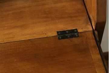 中古　スペイン製　チーク材　凝ったデザインが目を惹くビューローブックケース(ライティングビューロー、ワークデスク、簿記机、本箱、収納棚、戸棚、在宅用、在宅ワーク用)(R-075851)