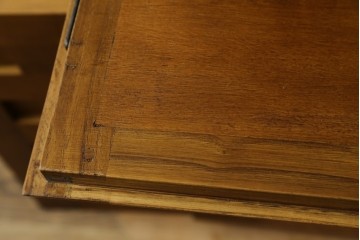 中古　スペイン製　チーク材　彫刻の陰影が美しいビューローブックケース　(R-075851)
