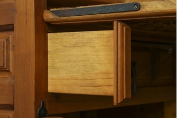中古　スペイン製　チーク材　彫刻の陰影が美しいビューローブックケース　(R-075851)