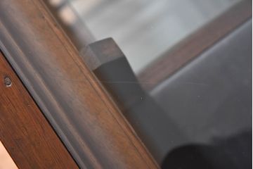 和製アンティーク　大正ロマン　桑材　当時物のガラスがレトロな雰囲気を醸し出す小振りな三面ガラスケース(ショーケース、収納棚、陳列棚)(R-075853)