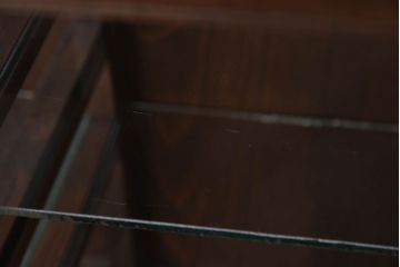 和製アンティーク　大正ロマン　桑材　当時物のガラスがレトロな雰囲気を醸し出す小振りな三面ガラスケース(ショーケース、収納棚、陳列棚)(R-075853)