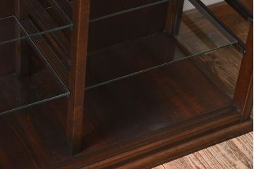 和製アンティーク　大正ロマン　桑材　当時物のガラスがレトロな雰囲気を醸し出す小振りな三面ガラスケース(ショーケース、収納棚、陳列棚)(R-075853)