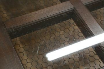 和製アンティーク　明治大正期　当店リメイク　和モダンな空間づくりイ活躍する収納棚付き蔵戸テーブル(4人掛けダイニングテーブル、食卓)(R-075856)