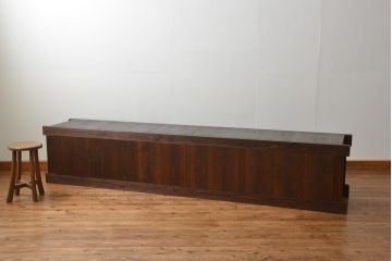 和製アンティーク　 特大!!　和モダンな空間にも馴染む九尺幅の重厚な水屋箪笥ローボード(テレビボード、テレビ台、リビングボード、サイドボード、収納棚、戸棚)(R-075857)