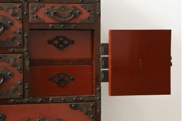 和製ビンテージ　米沢箪笥　伝統工芸　漆塗り　朱塗りの赤と金具の黒のコントラストが美しい脚付き小箪笥(和タンス、収納箪笥、ヴィンテージ)(R-075863)
