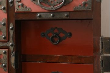 和製ビンテージ　米沢箪笥　伝統工芸　漆塗り　朱塗りの赤と金具の黒のコントラストが美しい脚付き小箪笥(和タンス、収納箪笥、ヴィンテージ)(R-075863)