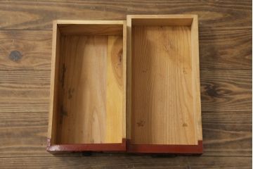 和製ビンテージ　米沢箪笥　伝統工芸　漆塗り　朱塗りの赤と金具の黒のコントラストが美しい脚付き小箪笥(和タンス、収納箪笥、ヴィンテージ)(R-075863)