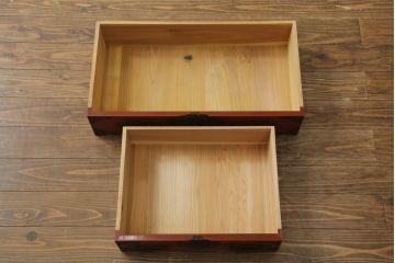 和製ビンテージ　米沢箪笥　伝統工芸　漆塗り　朱塗りの赤と金具の黒のコントラストが美しい脚付き小箪笥(和タンス、収納箪笥、ヴィンテージ)(R-075863)