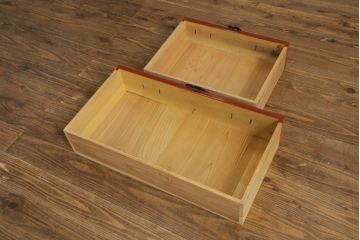 和製ビンテージ　米沢箪笥　伝統工芸　漆塗り　朱塗りの赤と金具の黒のコントラストが美しい脚付き小箪笥(和タンス、収納箪笥、ヴィンテージ)(R-075863)