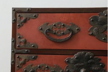 和製ビンテージ　米沢箪笥　伝統工芸　漆塗り　朱塗りの赤と金具の黒のコントラストが美しい脚付き小箪笥(和タンス、収納箪笥、ヴィンテージ)(R-075863)
