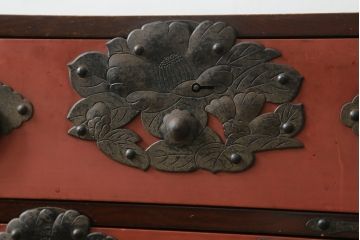 和製ビンテージ　米沢箪笥　伝統工芸　漆塗り　朱塗りの赤と金具の黒のコントラストが美しい脚付き小箪笥(和タンス、収納箪笥、ヴィンテージ)(R-075863)