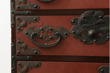 和製ビンテージ　米沢箪笥　伝統工芸　漆塗り　朱塗りの赤と金具の黒のコントラストが美しい脚付き小箪笥(和タンス、収納箪笥、ヴィンテージ)(R-075863)