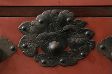 和製ビンテージ　米沢箪笥　伝統工芸　漆塗り　朱塗りの赤と金具の黒のコントラストが美しい脚付き小箪笥(和タンス、収納箪笥、ヴィンテージ)(R-075863)
