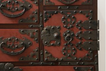 和製ビンテージ　米沢箪笥　伝統工芸　漆塗り　朱塗りの赤と金具の黒のコントラストが美しい脚付き小箪笥(和タンス、収納箪笥、ヴィンテージ)(R-075863)