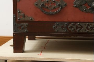 和製ビンテージ　米沢箪笥　伝統工芸　漆塗り　朱塗りの赤と金具の黒のコントラストが美しい脚付き小箪笥(和タンス、収納箪笥、ヴィンテージ)(R-075863)