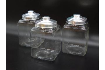 アンティーク雑貨　当時物　デッドストック　アルミ蓋　レトロな雰囲気を醸し出すガラス瓶3個セット(角型、角瓶、キャニスター、ガラスビン、菓子瓶、硝子、フタ付き)(R-075866)