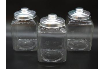 アンティーク雑貨　当時物　デッドストック　アルミ蓋　レトロな雰囲気を醸し出すガラス瓶3個セット(角型、角瓶、キャニスター、ガラスビン、菓子瓶、硝子、フタ付き)(R-075866)