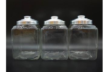 アンティーク雑貨　当時物　デッドストック　アルミ蓋　レトロな雰囲気を醸し出すガラス瓶3個セット(角型、角瓶、キャニスター、ガラスビン、菓子瓶、硝子、フタ付き)(R-075866)