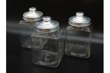 アンティーク雑貨　当時物　デッドストック　アルミ蓋　レトロな雰囲気を醸し出すガラス瓶3個セット(角型、角瓶、キャニスター、ガラスビン、菓子瓶、硝子、フタ付き)(R-075867)