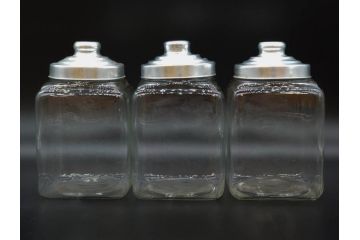 アンティーク雑貨　当時物　デッドストック　アルミ蓋　レトロな雰囲気を醸し出すガラス瓶3個セット(角型、角瓶、キャニスター、ガラスビン、菓子瓶、硝子、フタ付き)(R-075867)